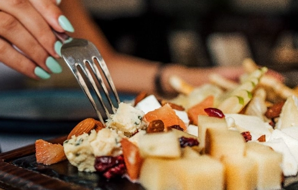 戒宵夜真的會瘦嗎？專家解析宵夜與減肥的科學真相