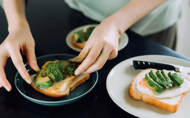 宵夜吃什麼減肥？營養師破解迷思，推薦低卡不挨餓的聰明選擇