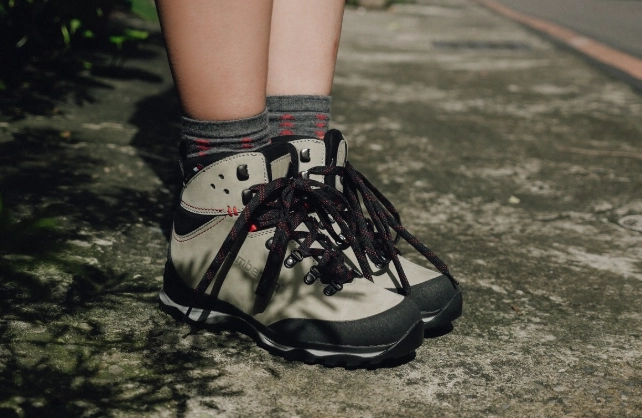 登山鞋日常穿全攻略：從挑選到保養，都市機能穿搭的專家建議