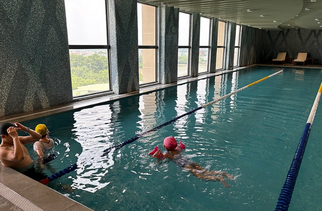 每天游泳壞處大揭秘：過度游泳的5大健康風險與解決方案