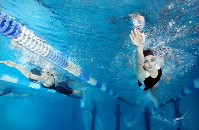 冬天游泳燃脂攻略：高效減肥、強化免疫的冷挑戰