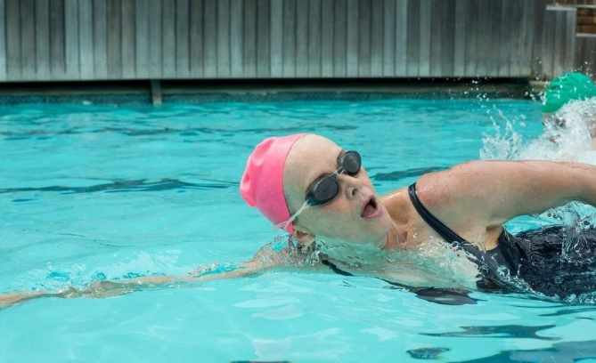 游泳腿會變細嗎？游泳瘦腿的真相與實用指南