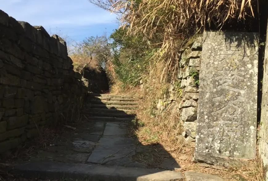 探索嶺腳車站步道：平溪線秘境、瀑布與煤礦遺跡的完整攻略