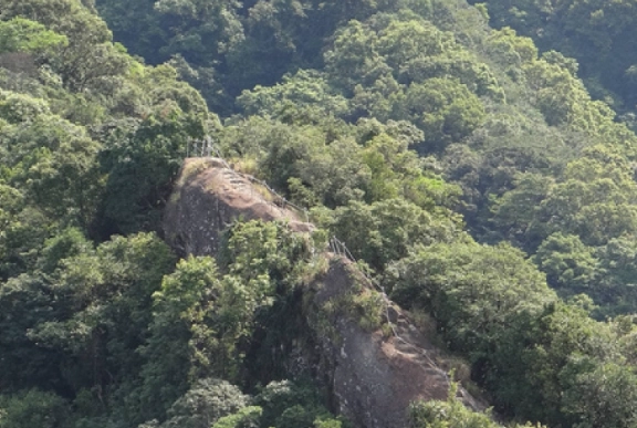 石碇皇帝殿西峰