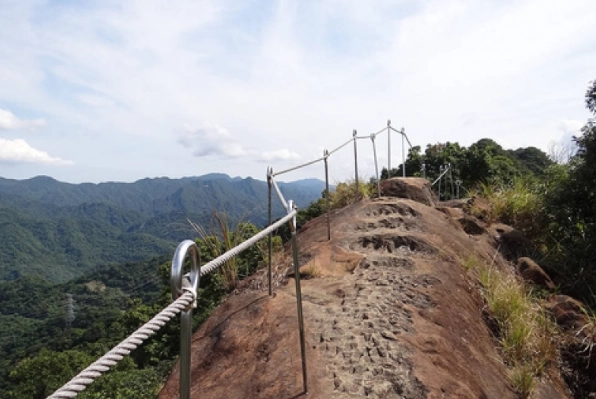石碇皇帝殿西峰